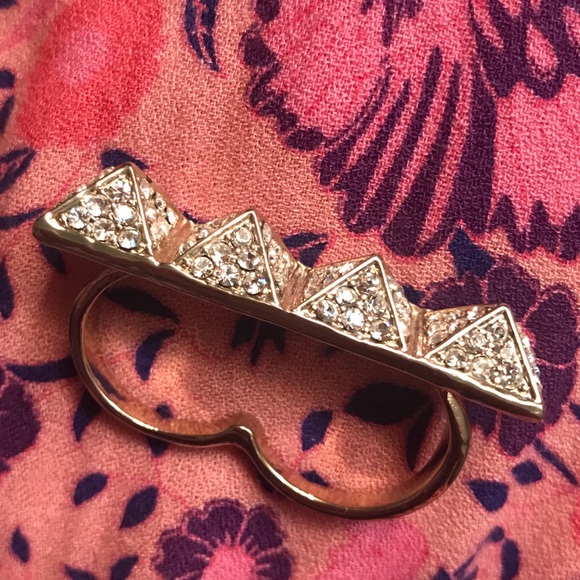 Gold toned 2 finger ring with crystal detailing 💕 - Picture 4 of 5